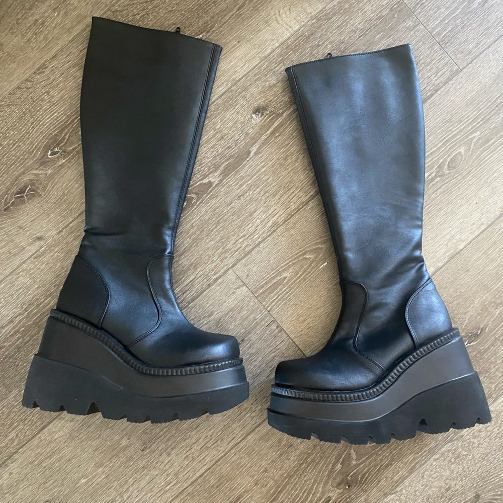 New with box Demonia Shaker 100 Vegan leather boots size 6